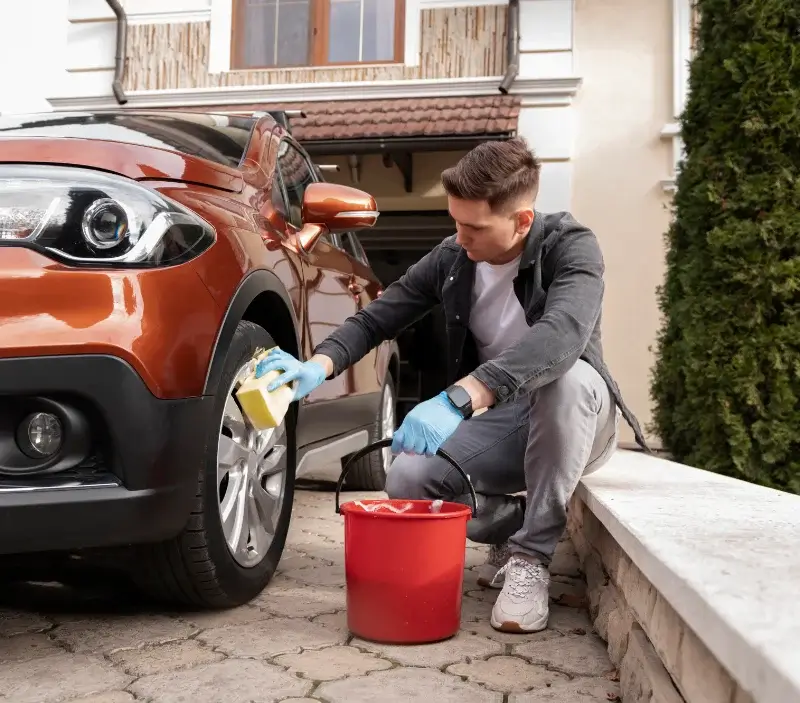 Lavage auto à domicile Corbreuse : professionnel intervenant sur un véhicule